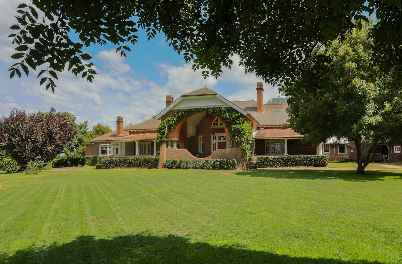 Petersons Armidale Winery And Guesthouse Exterior photo